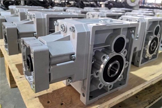 艾思捷準(zhǔn)雙曲面減速機(jī)KM502系列的應(yīng)用---卷揚(yáng)機(jī).jpg 艾思捷準(zhǔn)雙曲面減速機(jī)KM502系列的應(yīng)用---卷揚(yáng)機(jī).jpg