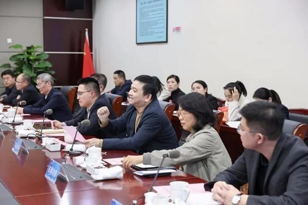 艾思捷顧總參加德清召開第十七期親清直通車&middot;政企懇談會 (2).jpg