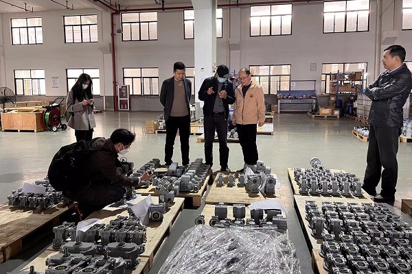 艾思捷歡迎西門子醫(yī)療器械有限公司來(lái)廠區(qū)進(jìn)行合作考察 (4).jpg